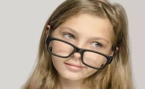 威海验光配镜培训学校给大家讲讲戴变型的眼镜对眼镜的危害