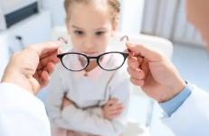 日照验光配镜培训学校分享老花镜佩戴的常见问题